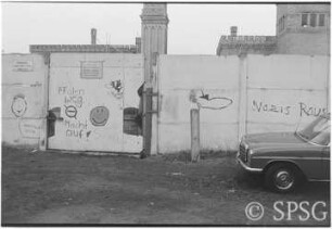 Verzierte Mauer, Fahrzeug vor der Meierei