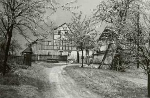 Gehöft (1701/1900) in Roda. Ansicht mit Zufahrtsweg