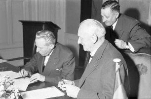 Freiburg: Partnerschaft der Industrie- und Handelskammern Colmar-Freiburg; H. Linnemann, Freiburg; Unterzeichnung der Urkunde