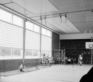 Volksschule: Waldstraße / Oetjendorfer Landstraße: Neubau: Turnhalle: Einweihung mit Schulverband Hoisdorf-Oetjendorf: Innenansicht: Vorführung der Schüler mit Boden- und Geräteturnen