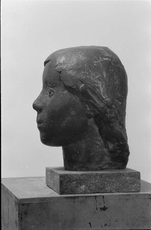 Kinderbildnis : Kinderbildnis. Bronze (1946; W. Arnold). Privatbesitz