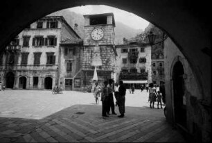 Kotor, Cattaro: Durchblick durch Stadttor auf Trg Oruzja