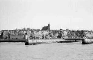 Dieppe: Hafeneinfahrt, Kirche auf Steilufer