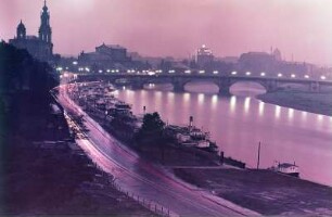 Dresden mit Terrassenufer, Hofkirche und Augustusbrücke : Dresden-Altstadt. Nachtaufnahme mit Terrassenufer und Schiffsanlegestelle, Hofkirche, Semperoper und Augustusbrücke