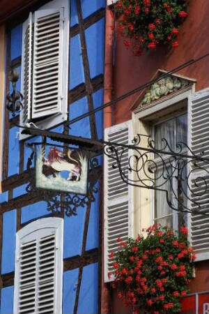 Frankreich. Alsace. Bas Rhin. Barr. Fachwerkfassaden Detail und Zunftschild