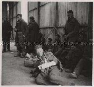 Wehrmachtssoldaten, Lazarett, Verwundete Australier sind soeben von der Front eingeliefert worden.