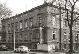 Dresden-Neustadt, Löbauer Straße 18 / Nordstraße 10. Wohnhaus (1851/1900). Eckansicht mit Einfriedung