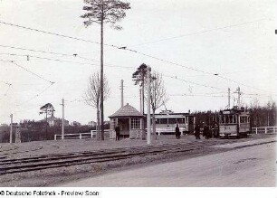 Triebwagen 959 : Straßenbahnhaltestelle Abzweig nach Hellerau mit hölzernem Wartehäuschen im Gleisdreieck. Ansicht mit Triebwagen 922 (Baujahr 1899) in Richtung Wölfnitz und Triebwagen 959 (Baujahr 1900) aus Richtung Hellerau
