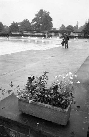 Freibad Rüppurr bei Regenwetter.