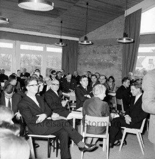 Reesenbüttel: evangelischer Kindergarten: Wulfsdorfer Weg: Einweihung: Innenansicht: Mehrzweckraum: Bürgermeister Manfred Samusch, Bürgervorsteher Kurt Nonne, Gäste