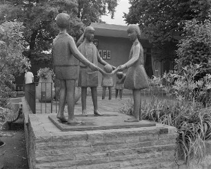 Kinderreigen : Woyski, Jürgen von. Kinderreigen. Bronze. 1965. Hoyerswerda, Zoo