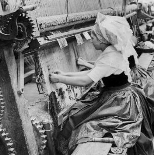 Einknüpfen der Wollschlingen : Technikgeschichte | Technologie | Fasern, Gespinste und Gewebe | Teppichweberei, Vereinigte Smyrna-Teppichfabriken AG, Cottbus | Knüpf-Teppiche