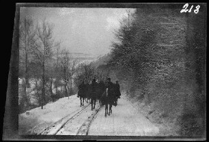 Zwischen Gravelotte (Saint-Privat-la-Montagne, Dep. Moselle, Frankreich) und Ars-sur-Moselle (Dep. Moselle, Frankreich): Lanzenreiter auf einem verschneiten Höhenweg ("Auf dem Marsch von Gravelotte nach Ars")