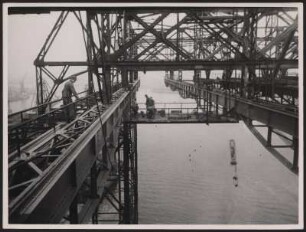 Hafenarbeiter entweder am Überseehafen Bremen oder am Hafen Hamburg
