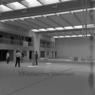 Bargteheide: Kreisgymnasium II [später Gymnasium Eckhorst]: Eckhorst: Sporthalle: vor Fertigstellung: Innenaufnahme: Besichtigung durch Kreispräsident Hubert Priemel, Landrat Hans-Henning Becker-Birck, Fachleute