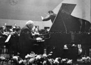 Sergiu Celebidache mit Walter Gieseking und den Berliner Philharmonikern beim Brahms-Festival in der Dorfkirche Dahlem