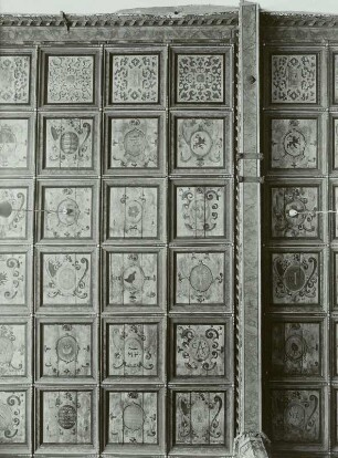 Sebnitz. Evangelisch-lutherische Peter-Pauls-Kirche. Detail der Kassettendecke des Schiffs mit Wappen- und Ornamentfeldern von Hans Panitz 1619, Aufnahme Thonig 1968