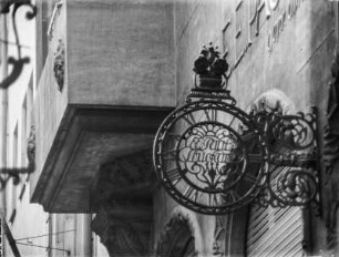 Dresden, An der Kreuzkirche 8. Ausleger des Uhrmachermeisters Paul Stuckart