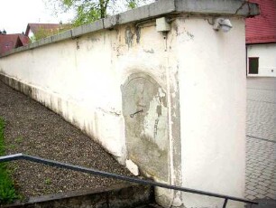 Kirchhof im Norden-Basis der Kirchhofmauer im Querschnitt-nach Auflassung des Kirchhofes als Begräbnisplatz im 18 Jh Wehrgang mit Steinbrüstung abgetragen