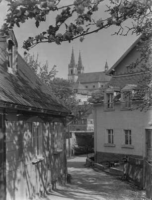 Schirgiswalde. Blick auf die Kirche durch eine Gasse