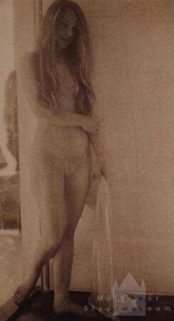 Stehender weiblicher Akt