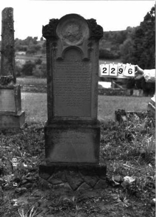 Grabstein 2296 (Index: 100097428) Maße HxBxT: 180x51x25 cm: Grabstein 2296
