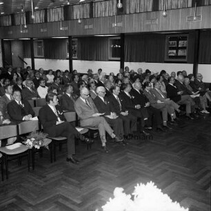 15-jähriges Jubiläum: Feierstunde: Hauptschule mit Realschulzug, Schützenstraße: Aula: Blick auf Stuhlreihen mit Gästen: in erster Reihe