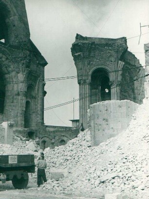 Kaiser-Wilhelm-Gedächtniskirche im Schutt und mit Einschusslöchern