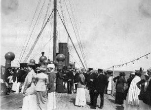 Touristen auf dem Hinterdeck des Passagierdampfers Victoria Luise : Bordaufnahmen. Touristen auf dem Hinterdeck des Passagierdampfers Victoria Luise