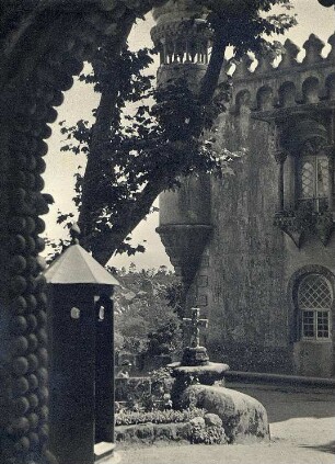 Schildwachenhäuschen vor einer maurisch anmutenden Burg