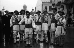 Craiova: Calusari-Gruppe, ein Bauer tanzt davor