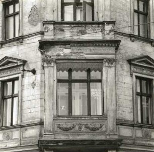 Cottbus, Straße der Jugend 154/Ecke Bürgerstraße. Wohnhaus mit Laden (E. 19. Jh.). Eckerker