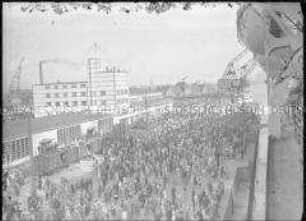 Menschenmenge an der Columbuskaje in Bremerhaven verabschiedet den Hochseepassagierdampfer "Bremen" zu seiner "Jungfernfahrt" am 16. Juli 1929