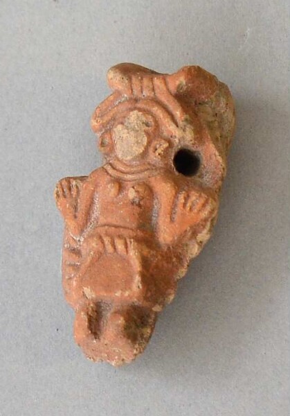 Figurine en argile (fragment de récipient)