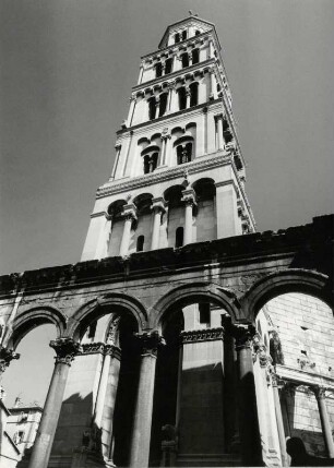 östliche Säulenreihe d. Perystils mit dem 61 Meter hohen Domturm, Split