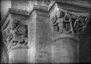Dritter Pfeiler von Westen, östliches Kapitell, Mann mit Harfe und zwei Sirenen