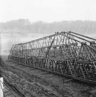 Trave: Spannbetonbrücke: Neubau: vorn Gerüst aus Stahlträgern: hinten Kneeden