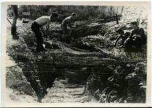 Soldaten tarnen einen Geschützbunker an der Westfront