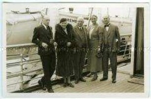 Dr. Hans Luther, ehemaliger Reichskanzler und späterer Botschafter in Washington, D.C., mit weiteren vier Passagieren an das Deck des Hochseepassagierdampfers "Bremen"