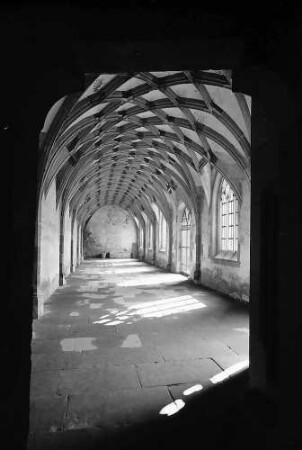 Maulbronn: Durchgang mit Kassettendecke im Kloster