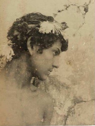 Porträt eines jungen Mannes mit Blumen im Haar