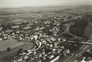 Arnsdorf. Ortsteilansicht mit Landes-Heil- und Pflegeanstalt Arnsdorf (Sächsisches Krankenhaus für Psychiatrie und Neurologie) gegen Radeberg-Arnsdorfer Hochfläche und Westlausitzer Hügelland. Luftbild-Schrägaufnahme von Südwest
