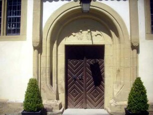 Evangelische Pfarrkirche-Langhaus Traufseite S-romanisches Portal mit Tympanon und profiliertem Gewände