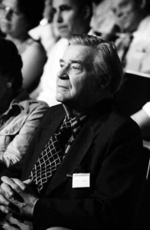 26. Tagung 1976 Physiker; Eröffnung: Gunnar Myrdal sitzend