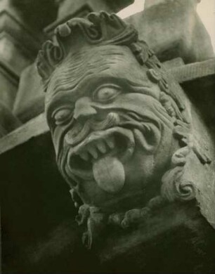 Maske am Portal