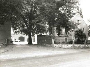 Cossebaude-Gohlis, Gartenstraße 25. Vierseithof (1801/1850). Ansicht mit mächtiger Kastanie an der Toreinfahrt