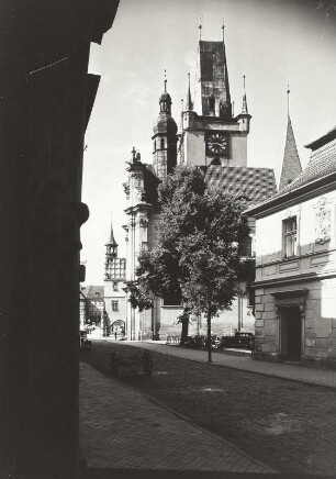 Leitmeritz (heute Litomerice). Blick zum Alten Rathaus (1539), Stadtturm und zur Stadtkirche Allerheiligen (1235 begonnen, um 1701/1800 umgebaut)