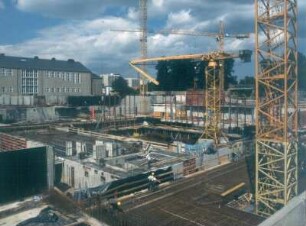 Baustelle Sächsische Landesbibliothek - Staats- und Universitätsbibliothek Dresden, Zentralbibliothek. Rohbau, Bereich Lesesaal mit Betonförderpumpe am Kranausleger : Dresden-Räcknitz, Zellescher Weg 18. Baustelle Sächsische Landesbibliothek - Staats- und Universitätsbibliothek Dresden, Zentralbibliothek. Rohbau, Bereich Lesesaal mit Betonförderpumpe am Kranausleger