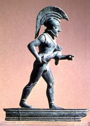 Aufsatzfigur eines archaischen Kessels: Statuette eines schreitenden Kriegers (Hoplit)