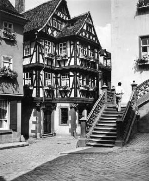 Autotour mit Familie Groß. Wertheim (Main-Tauber-Kreis), Rathausgasse. Haus "Zu den Vier Gekrönten" (um 1585). Ansicht von der Rathaustreppe